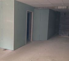 Buanderie et salle de jeux au sous sol