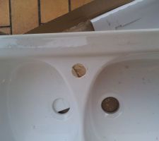 Mon mari a fait un trou c'est plus facile pour mettre le robinet :-)