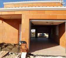 Vue arri&egrave;re du garage enti&egrave;rement carrel&eacute;. A gauche l'abri donnant sur le cellier sera carrel&eacute; lui aussi