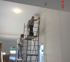 Ca y est on attaque le papier peint dans la pi&egrave;ce de vie avant la pose de la cuisine