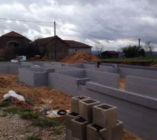 Vide sanitaire en bloc à bancher neopor polystyrène ISOLASUP
4 rangs posés et ferraillés, planelles commencées!! En moins d'une semaine c'est juste énorme!!