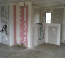 Emplacement po&ecirc;le avec bandes finies