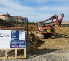 Machine pour faire les pieux. Et oui nous devons mettre des pieux a environ 4M