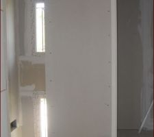 &agrave; droite la porte du WC de l'&eacute;tage