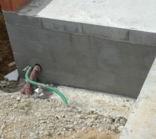 Traitement anti capillarité du soubassement sur les 4 rangs de parpaings.