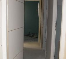 Couloir rdc acc&egrave;s partie nuit
1ere porte &agrave; droite -> cellier
2eme porte &agrave; droite -> WC
porte du fond -> salle d'eau
on ne voit pas la porte sur la gauche qui m&egrave;ne &agrave; la chambre