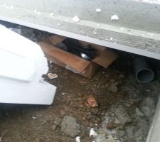 Pas satisfait le vide sanitaire n'est pas la poubelle. Message laissé au conducteur de travaux