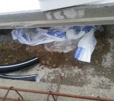Pas satisfait le vide sanitaire n'est pas une poubelle !! Message laissé au conducteur de travaux