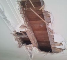 Plafond en cours de d&eacute;molition