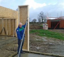 Pose du premier mur de la maison