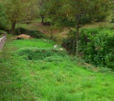 Le petit terrain non attenant un peu plus bas dans la rue. on y acc&egrave;de par un soustet (passage entre deux maisons derri&egrave;re une porte ferm&eacute;e)