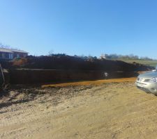 Apr&egrave;s le terrassement, une impression de \"gouffre\"et de "montagnes " autour