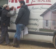 Le chantier démarre véritablement et nous sommes le 17 février.Le temps n'est pas de la partie, mais je vois mes deux frères en grande discussion...