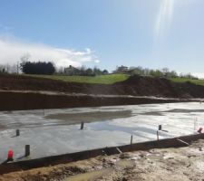 Dalle coulée, 5 semaines après le début du chantier et malgré le temps qui n'a pas aidé