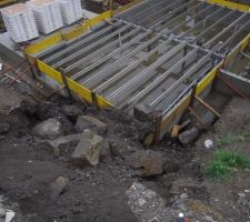 Plate forme qui c'est ecroul&eacute; et menace que la grue tombe