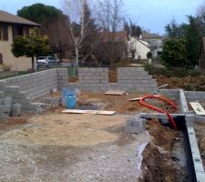 Les murs du garage commencent &agrave; monter!!!!!