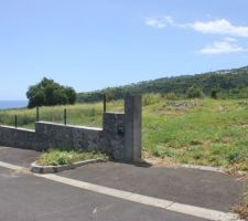 Vue depuis la rue. L'entrée que l'on voit ici est celle de notre terrain.
Notre parcelle va jusqu'à l'entrée en dessous (un peu plus bas que mon véhicule).
En dessous (entre la vue Mer et nous, il y aura une maison, mais en respect des hauteurs au faitage, nous seront environ 5m plus haut que lui, donc l'étage de la maison conservera la vue mer !
Particularité du terrain que l'on voit sur cette photo, il y a une pente douce entre le bord de ravine et nous. Nous allons l'adoucir encore un tout petit peu plus et la végétaliser pour en fait quelque chose de très sympa :)