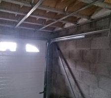 Porte de garage vu de l intérieur il me reste plus qu'à fixer les rails et tout mettre de niveau.