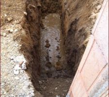 Création de la tranchée pour raccorder le drainage de la cave au puit perdu .
L'eau bloquée commencé à sortir .