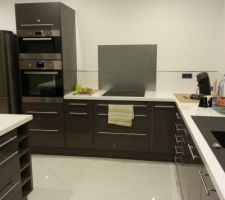 Les finitions de la cuisine : pose des derniers panneaux de finition et des poignées