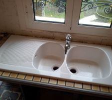 Nouvel évier blanc en céramique