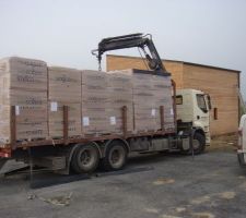 Arrivée de la laine de bois..une matinée de déchargement en perspective !