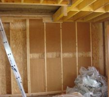 Début du premier mur, avec l'aide des hommes du chantier..