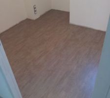 Le parquet stratifié terminé dans le bureau