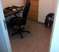 Le parquet est terminé dans le bureau.