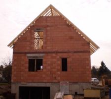 La maison a déjà son chapeau !