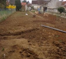 Préparation du terrain avant la future terrasse et le futur gazon...