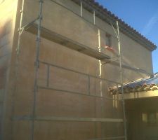 Le crepissage des murs commence