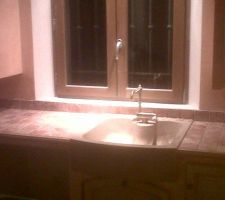 Carrelage du plan de travail de la cuisine pos&eacute;