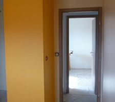 Premi&egrave;re couche de peinture de finition pour les chambres