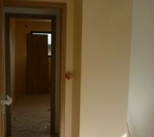 Premi&egrave;re couche de peinture de finition le bureau