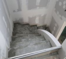 Aperçu de l'escalier béton depuis l'étage