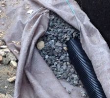 Tuyau drainage périphérique recouvert de gravier et de géotextile