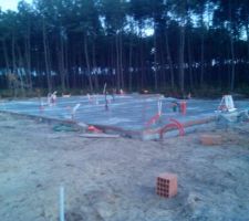Voilà le résultat la dalle est coulée petite erreur de ma part sur l\\\\\\\\\\\\\\\'evac de la douche de la chambre simplement une erreur de placement de cote sur le plan mais bon j\\\\\\\\\\\\\\\'ai mis du polyesterène pour pouvoir décaler un peu ça sera bon il n\\\\\\\\\\\\\\\'y a que 20 cm sinon nyckel j\\\\\\\\\\\\\\\'ai verifieé les cotes tout va bien