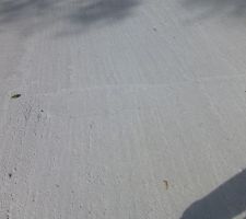 Dalle du RDC: appercu de nombreuses fissures. Il semblerait que ce soit certainement lie au retrait du beton lors du sechage au soleil. A surveiller