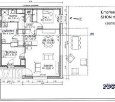 Plan de la maison. Le terrain est déjà clôturé sur 2 côtés.