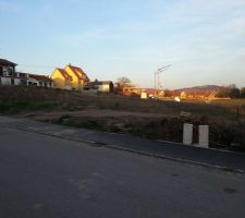 Notre terrain de 511m&sup2; expos&eacute; est-sud-ouest avec la route du c&ocirc;t&eacute; ouest ;) !!!