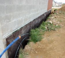 Membrane d'étanchéité sur le mur mitoyen