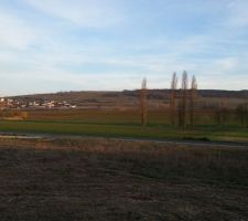 Vue qu'on voit depuis notre terrain, sachant qu'elle sera en partie occult&eacute;e par une maison bi-famille qui sera construite devant nous, mais bon on peut pas tout avoir ;) !!!