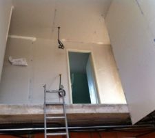 Vue de l'entrée sur la salle de bain