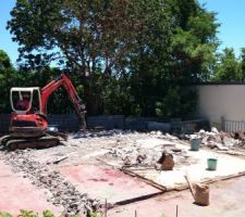 Apr&egrave;s d&eacute;molition de la vieille maison, la construction d&eacute;mare.