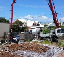 Fondations avec camion toupie béton fibré pour plus de solidité