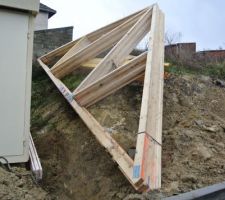 Charpente en standby sur un talus arf!! les accès de tout le lotissement est bloqué pour cause de mise en travaux des voieries