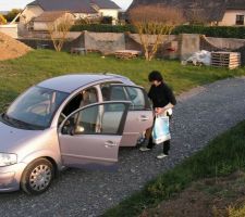 Voilà ma chère soeur !
Elle vient tous les mardi et jeudi soir depuis le début casser du cailloux sur le chantier ^_^
Elle est volontaire pour tous les travaux ingrats !
:-p
Je déconne mais sans elle, j'en serais surement pas aussi avancé sur le chantier... Et actuellement elle trouve tous les cailloux sur le terrain pour les mettre tous autour de la maison et ainsi combler le fossé...tout en favorisant le drainage...