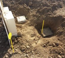 Mais pourquoi nous ont-ils enterr&eacute;s le regard du compteur d'eau sous le niveau des futurs trottoirs !! :( C'est bien de retirer le tas de terre mais si c'est pour enterrer ce qui ne le doit pas &ecirc;tre ...