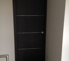 Porte intérieure coulissante et son habillage. Test concluant. Elles seront donc toutes identiques.